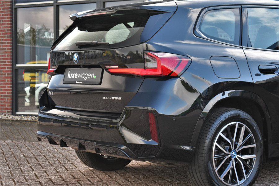 BMW X1 xDrive25e M-Sport Trekhaak Premium ACC-voorbereiding 18inch Camera AC-Snelladen