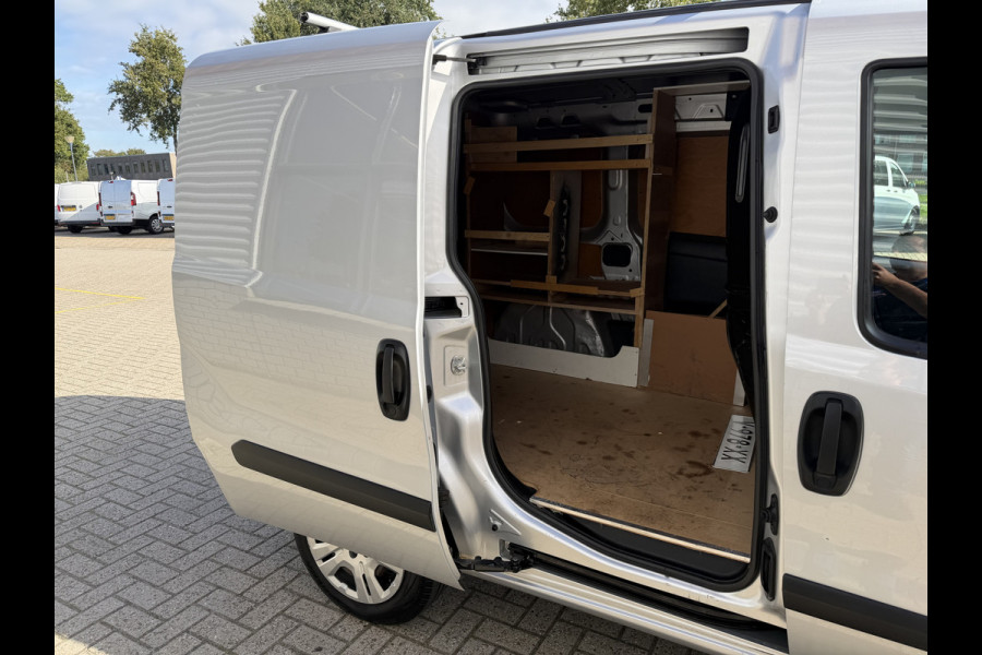Fiat Doblò Cargo 1.3 MJ L1H1 Actual / vaste prijs rijklaar € 6950 ex btw / lease vanaf € 117 / euro 6 / bpm vrij / airco / trekhaak / schuifdeur / zilver metallic !