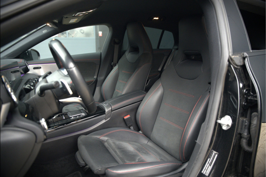 Mercedes-Benz CLA-Klasse 180 Business Solution AMG | Panoramadak | Camera | Dodehoekdetectie | Keyless | Midline Sound | Stoelverwarming | Ambiance Verlichting | Navigatie | LED | Cruise Control |