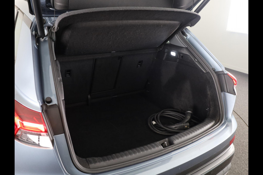 Audi Q4 e-tron 40 Launch edition Advanced Plus 77 kWh 204pk | Panoramadak | Trekhaak | Lederen bekleding | Apple Carplay/Android Auto | Cruise control adaptief | Warmtepomp |