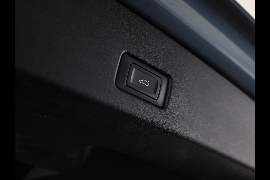 Audi Q4 e-tron 40 Launch edition Advanced Plus 77 kWh 204pk | Panoramadak | Trekhaak | Lederen bekleding | Apple Carplay/Android Auto | Cruise control adaptief | Warmtepomp |