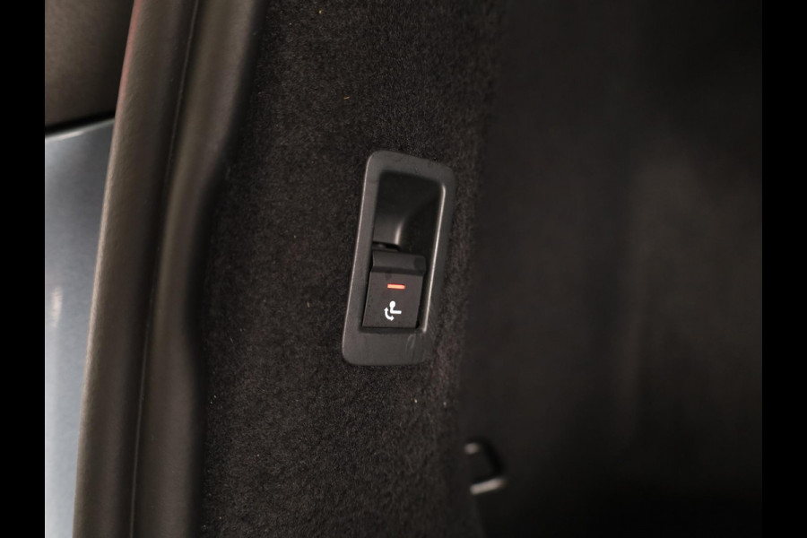 Audi Q4 e-tron 40 Launch edition Advanced Plus 77 kWh 204pk | Panoramadak | Trekhaak | Lederen bekleding | Apple Carplay/Android Auto | Cruise control adaptief | Warmtepomp |