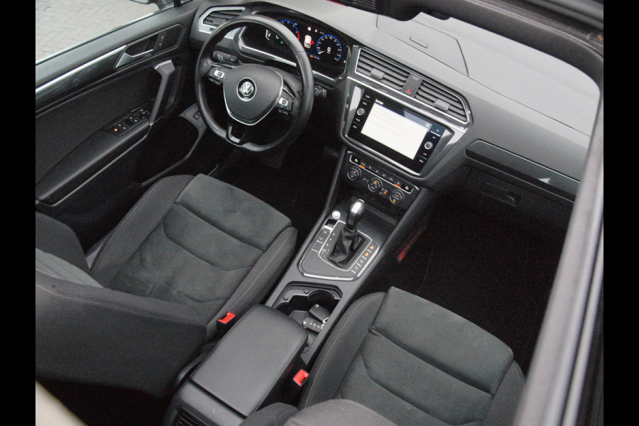Volkswagen Tiguan Allspace 1.5 TSI Highline Business R 7p. | Panoramadak | Trekhaak | Camera | Sfeerverlichting | Apple Carplay | NL-Auto |