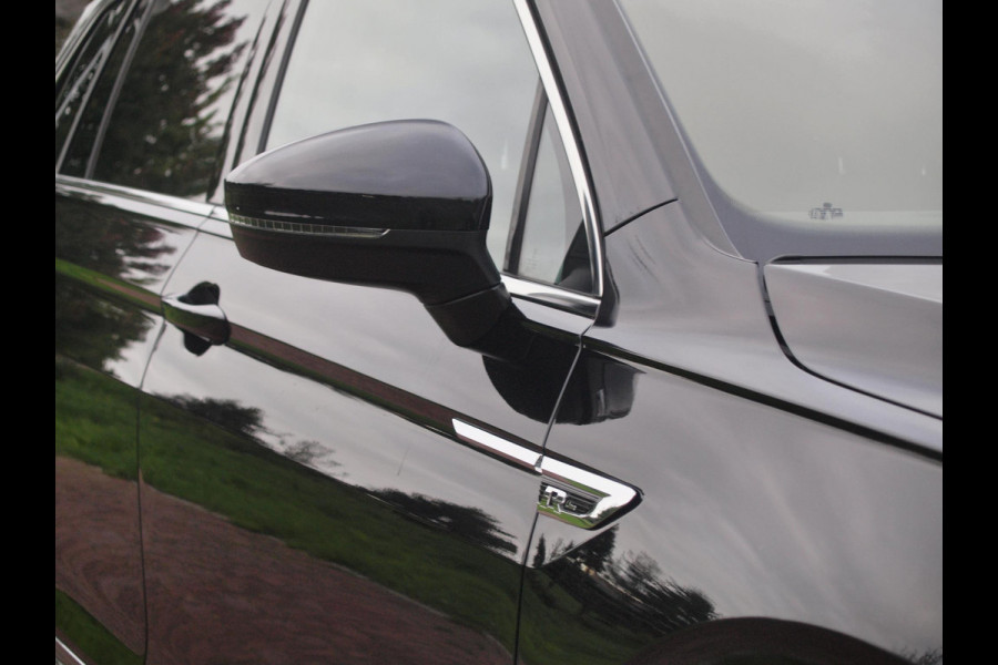 Volkswagen Tiguan Allspace 1.5 TSI Highline Business R 7p. | Panoramadak | Trekhaak | Camera | Sfeerverlichting | Apple Carplay | NL-Auto |