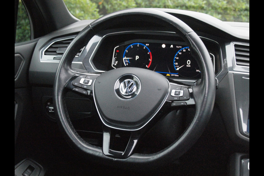 Volkswagen Tiguan Allspace 1.5 TSI Highline Business R 7p. | Panoramadak | Trekhaak | Camera | Sfeerverlichting | Apple Carplay | NL-Auto |