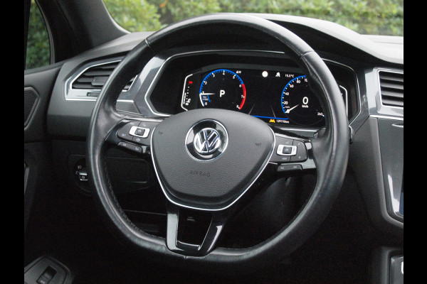 Volkswagen Tiguan Allspace 1.5 TSI Highline Business R 7p. | Panoramadak | Trekhaak | Camera | Sfeerverlichting | Apple Carplay | NL-Auto |