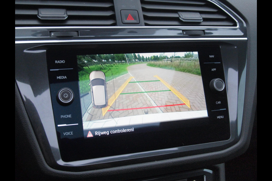 Volkswagen Tiguan Allspace 1.5 TSI Highline Business R 7p. | Panoramadak | Trekhaak | Camera | Sfeerverlichting | Apple Carplay | NL-Auto |