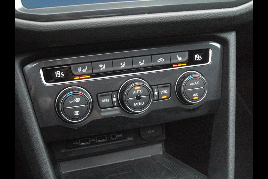 Volkswagen Tiguan Allspace 1.5 TSI Highline Business R 7p. | Panoramadak | Trekhaak | Camera | Sfeerverlichting | Apple Carplay | NL-Auto |