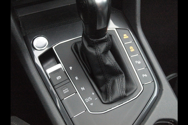Volkswagen Tiguan Allspace 1.5 TSI Highline Business R 7p. | Panoramadak | Trekhaak | Camera | Sfeerverlichting | Apple Carplay | NL-Auto |