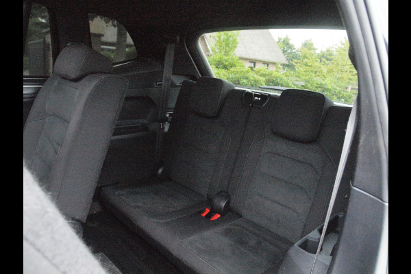 Volkswagen Tiguan Allspace 1.5 TSI Highline Business R 7p. | Panoramadak | Trekhaak | Camera | Sfeerverlichting | Apple Carplay | NL-Auto |