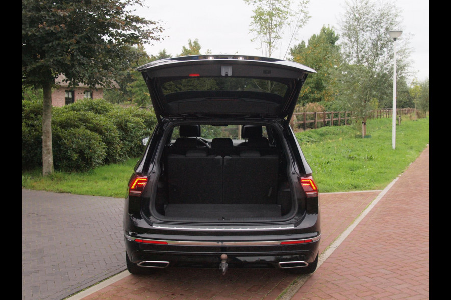 Volkswagen Tiguan Allspace 1.5 TSI Highline Business R 7p. | Panoramadak | Trekhaak | Camera | Sfeerverlichting | Apple Carplay | NL-Auto |