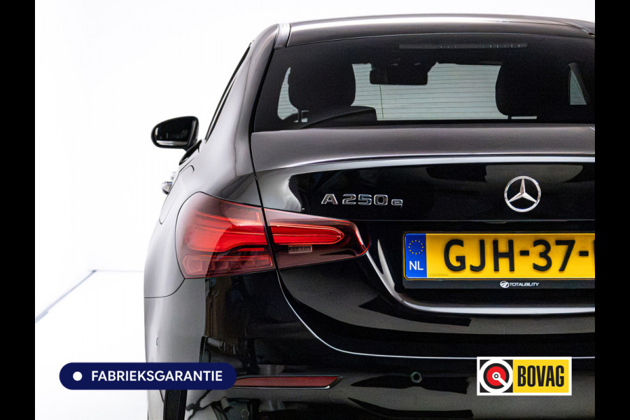 Mercedes-Benz A-Klasse 250 e Star Edition AMG Line Night Facelift | Adap. Cruise | Stoelverw. | Sfeerverlichting | Navigatie | App. connect | Camera, Dodehoek waarschuwing, All season banden