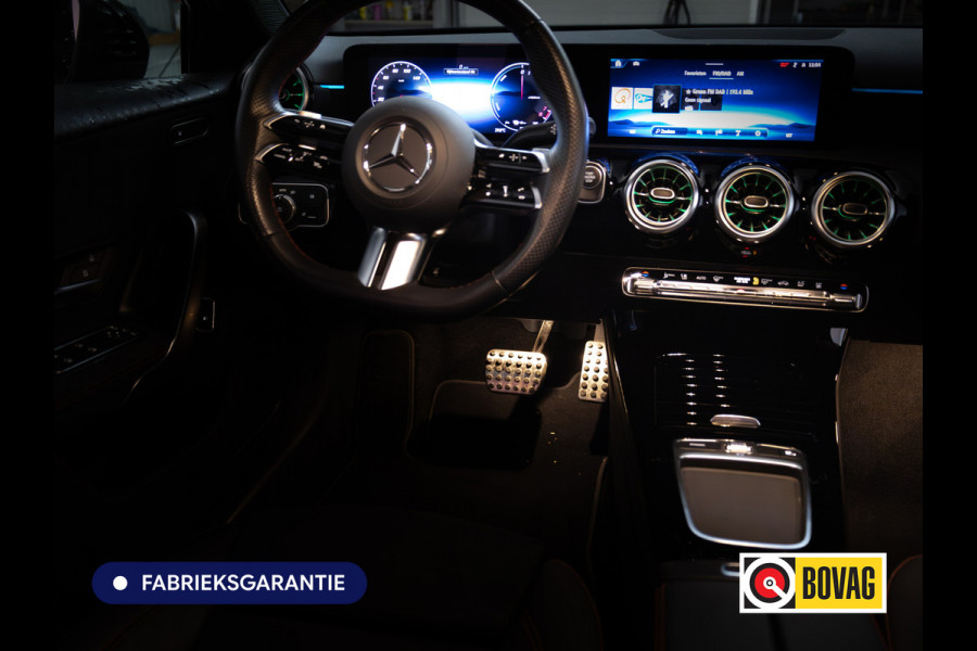 Mercedes-Benz A-Klasse 250 e Star Edition AMG Line Night Facelift | Adap. Cruise | Stoelverw. | Sfeerverlichting | Navigatie | App. connect | Camera, Dodehoek waarschuwing, All season banden