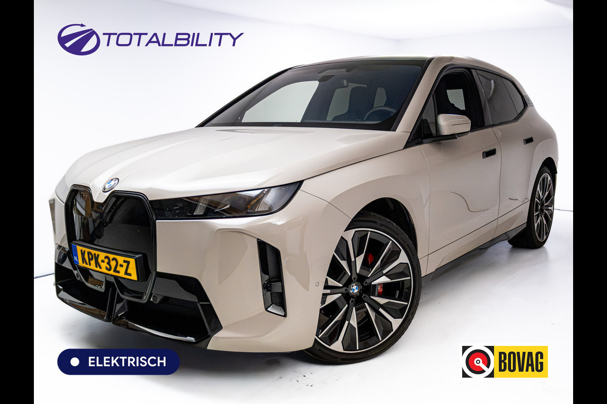 BMW iX xDrive45 101 kWh M-Sport | Pano | Elec. Trekhaak | Luchtvering | Verlichte gril | Stoelverw. en koeling, | Achterbankverw. | Softclose, Meesturende achteras, Harman Kardon, 36 maanden Fabrieksgarantie NL-Auto, Service Inclusive
