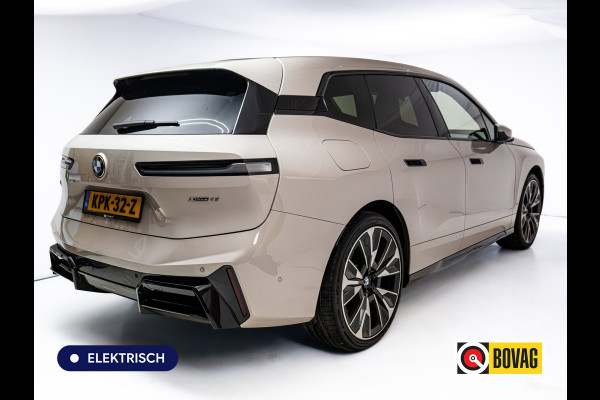 BMW iX xDrive45 101 kWh M-Sport | Pano | Elec. Trekhaak | Luchtvering | Verlichte gril | Stoelverw. en koeling, | Achterbankverw. | Softclose, Meesturende achteras, Harman Kardon, 36 maanden Fabrieksgarantie NL-Auto, Service Inclusive