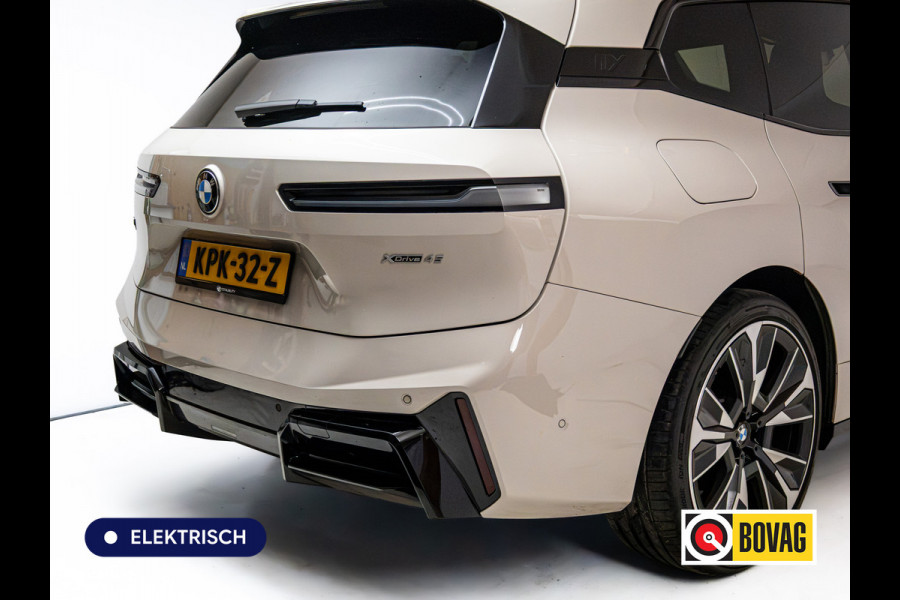 BMW iX xDrive45 101 kWh M-Sport | Pano | Elec. Trekhaak | Luchtvering | Verlichte gril | Stoelverw. en koeling, | Achterbankverw. | Softclose, Meesturende achteras, Harman Kardon, 36 maanden Fabrieksgarantie NL-Auto, Service Inclusive