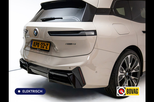 BMW iX xDrive45 101 kWh M-Sport | Pano | Elec. Trekhaak | Luchtvering | Verlichte gril | Stoelverw. en koeling, | Achterbankverw. | Softclose, Meesturende achteras, Harman Kardon, 36 maanden Fabrieksgarantie NL-Auto, Service Inclusive