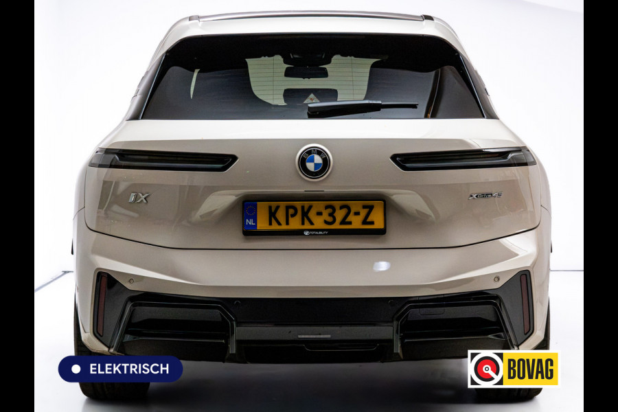 BMW iX xDrive45 101 kWh M-Sport | Pano | Elec. Trekhaak | Luchtvering | Verlichte gril | Stoelverw. en koeling, | Achterbankverw. | Softclose, Meesturende achteras, Harman Kardon, 36 maanden Fabrieksgarantie NL-Auto, Service Inclusive