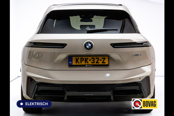 BMW iX xDrive45 101 kWh M-Sport | Pano | Elec. Trekhaak | Luchtvering | Verlichte gril | Stoelverw. en koeling, | Achterbankverw. | Softclose, Meesturende achteras, Harman Kardon, 36 maanden Fabrieksgarantie NL-Auto, Service Inclusive