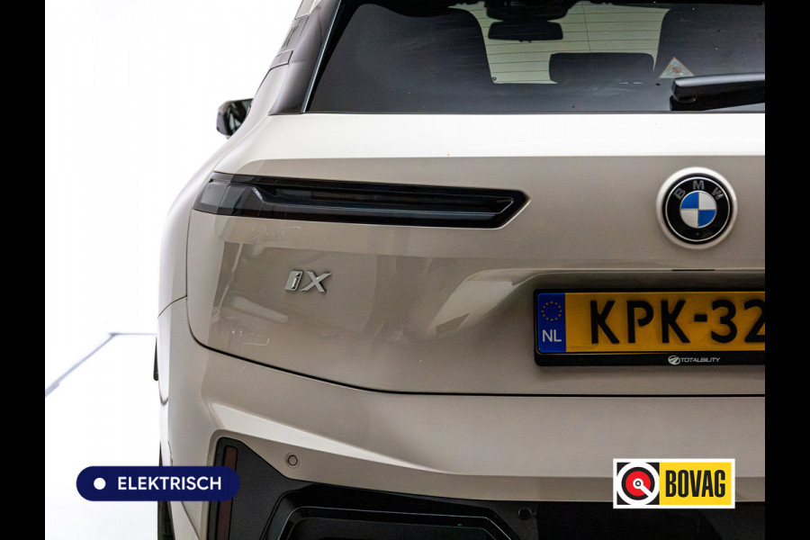 BMW iX xDrive45 101 kWh M-Sport | Pano | Elec. Trekhaak | Luchtvering | Verlichte gril | Stoelverw. en koeling, | Achterbankverw. | Softclose, Meesturende achteras, Harman Kardon, 36 maanden Fabrieksgarantie NL-Auto, Service Inclusive