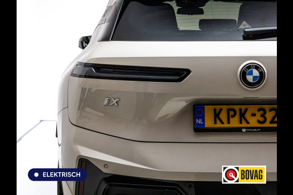 BMW iX xDrive45 101 kWh M-Sport | Pano | Elec. Trekhaak | Luchtvering | Verlichte gril | Stoelverw. en koeling, | Achterbankverw. | Softclose, Meesturende achteras, Harman Kardon, 36 maanden Fabrieksgarantie NL-Auto, Service Inclusive