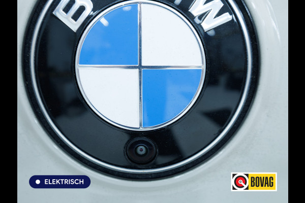 BMW iX xDrive45 101 kWh M-Sport | Pano | Elec. Trekhaak | Luchtvering | Verlichte gril | Stoelverw. en koeling, | Achterbankverw. | Softclose, Meesturende achteras, Harman Kardon, 36 maanden Fabrieksgarantie NL-Auto, Service Inclusive