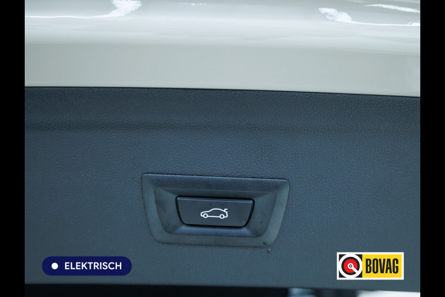 BMW iX xDrive45 101 kWh M-Sport | Pano | Elec. Trekhaak | Luchtvering | Verlichte gril | Stoelverw. en koeling, | Achterbankverw. | Softclose, Meesturende achteras, Harman Kardon, 36 maanden Fabrieksgarantie NL-Auto, Service Inclusive