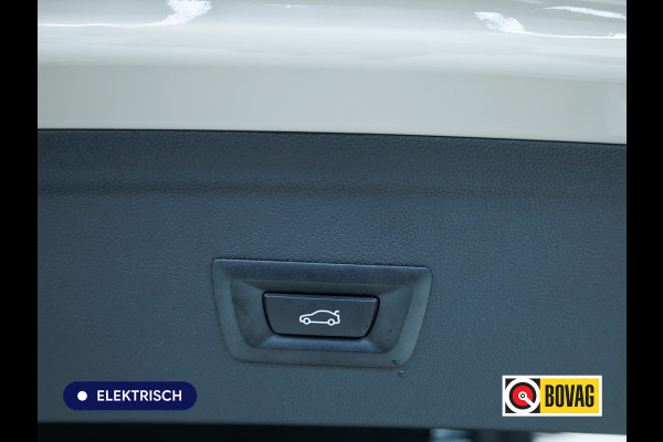 BMW iX xDrive45 101 kWh M-Sport | Pano | Elec. Trekhaak | Luchtvering | Verlichte gril | Stoelverw. en koeling, | Achterbankverw. | Softclose, Meesturende achteras, Harman Kardon, 36 maanden Fabrieksgarantie NL-Auto, Service Inclusive