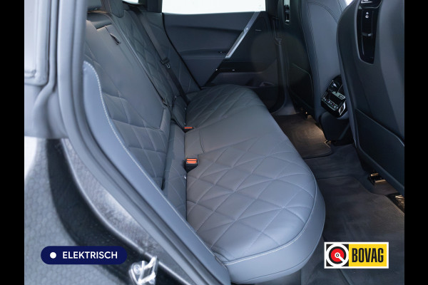 BMW iX xDrive45 101 kWh M-Sport | Pano | Elec. Trekhaak | Luchtvering | Verlichte gril | Stoelverw. en koeling, | Achterbankverw. | Softclose, Meesturende achteras, Harman Kardon, 36 maanden Fabrieksgarantie NL-Auto, Service Inclusive