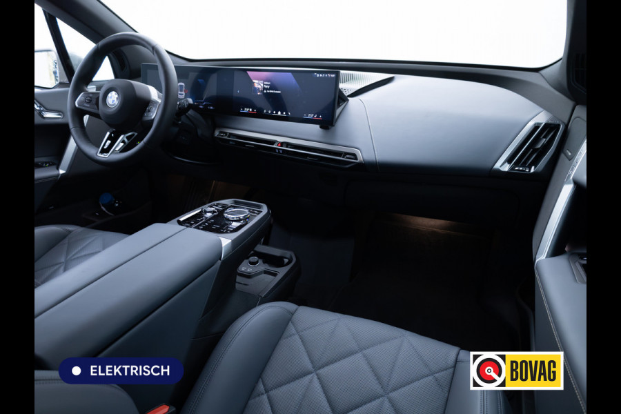 BMW iX xDrive45 101 kWh M-Sport | Pano | Elec. Trekhaak | Luchtvering | Verlichte gril | Stoelverw. en koeling, | Achterbankverw. | Softclose, Meesturende achteras, Harman Kardon, 36 maanden Fabrieksgarantie NL-Auto, Service Inclusive