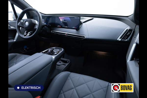 BMW iX xDrive45 101 kWh M-Sport | Pano | Elec. Trekhaak | Luchtvering | Verlichte gril | Stoelverw. en koeling, | Achterbankverw. | Softclose, Meesturende achteras, Harman Kardon, 36 maanden Fabrieksgarantie NL-Auto, Service Inclusive
