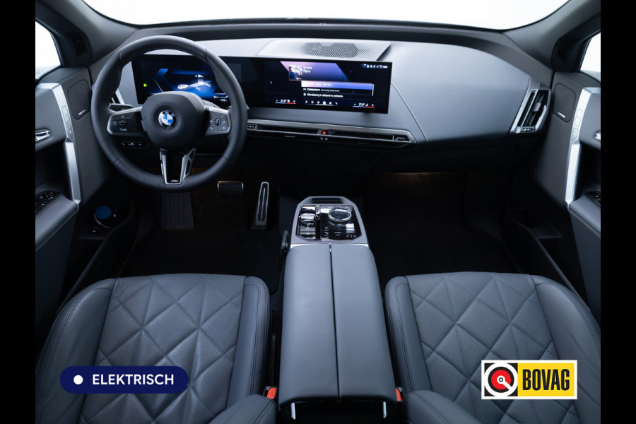 BMW iX xDrive45 101 kWh M-Sport | Pano | Elec. Trekhaak | Luchtvering | Verlichte gril | Stoelverw. en koeling, | Achterbankverw. | Softclose, Meesturende achteras, Harman Kardon, 36 maanden Fabrieksgarantie NL-Auto, Service Inclusive