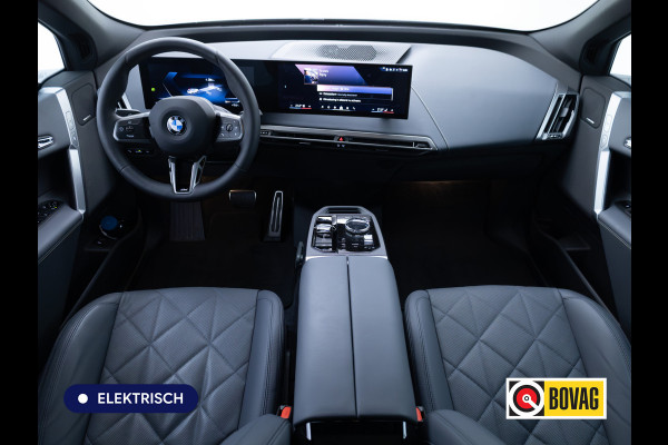 BMW iX xDrive45 101 kWh M-Sport | Pano | Elec. Trekhaak | Luchtvering | Verlichte gril | Stoelverw. en koeling, | Achterbankverw. | Softclose, Meesturende achteras, Harman Kardon, 36 maanden Fabrieksgarantie NL-Auto, Service Inclusive