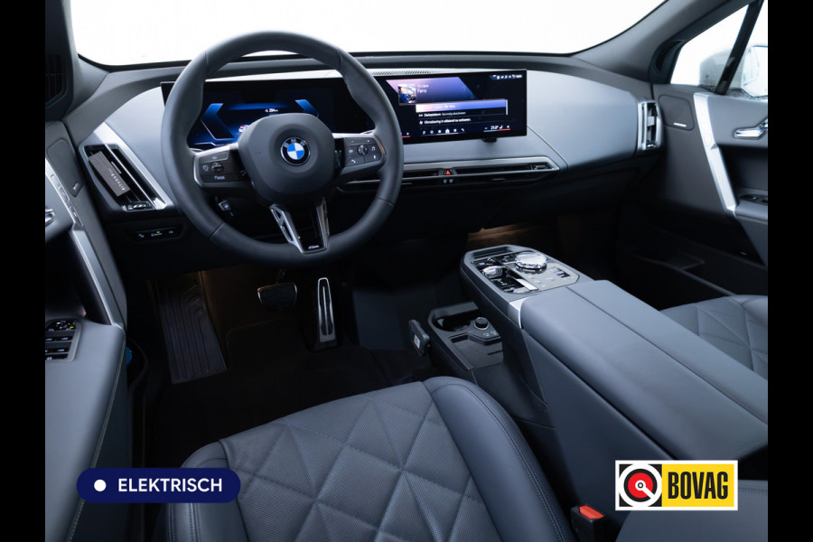 BMW iX xDrive45 101 kWh M-Sport | Pano | Elec. Trekhaak | Luchtvering | Verlichte gril | Stoelverw. en koeling, | Achterbankverw. | Softclose, Meesturende achteras, Harman Kardon, 36 maanden Fabrieksgarantie NL-Auto, Service Inclusive