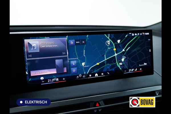 BMW iX xDrive45 101 kWh M-Sport | Pano | Elec. Trekhaak | Luchtvering | Verlichte gril | Stoelverw. en koeling, | Achterbankverw. | Softclose, Meesturende achteras, Harman Kardon, 36 maanden Fabrieksgarantie NL-Auto, Service Inclusive