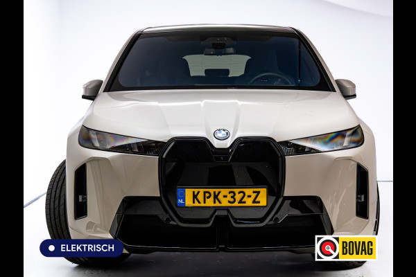 BMW iX xDrive45 101 kWh M-Sport | Pano | Elec. Trekhaak | Luchtvering | Verlichte gril | Stoelverw. en koeling, | Achterbankverw. | Softclose, Meesturende achteras, Harman Kardon, 36 maanden Fabrieksgarantie NL-Auto, Service Inclusive