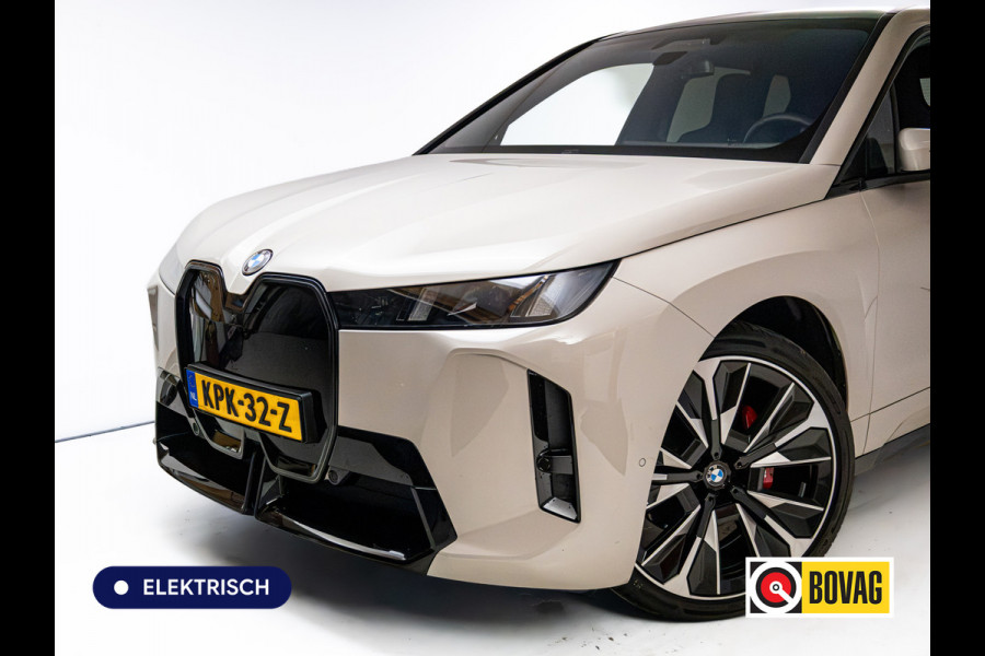 BMW iX xDrive45 101 kWh M-Sport | Pano | Elec. Trekhaak | Luchtvering | Verlichte gril | Stoelverw. en koeling, | Achterbankverw. | Softclose, Meesturende achteras, Harman Kardon, 36 maanden Fabrieksgarantie NL-Auto, Service Inclusive