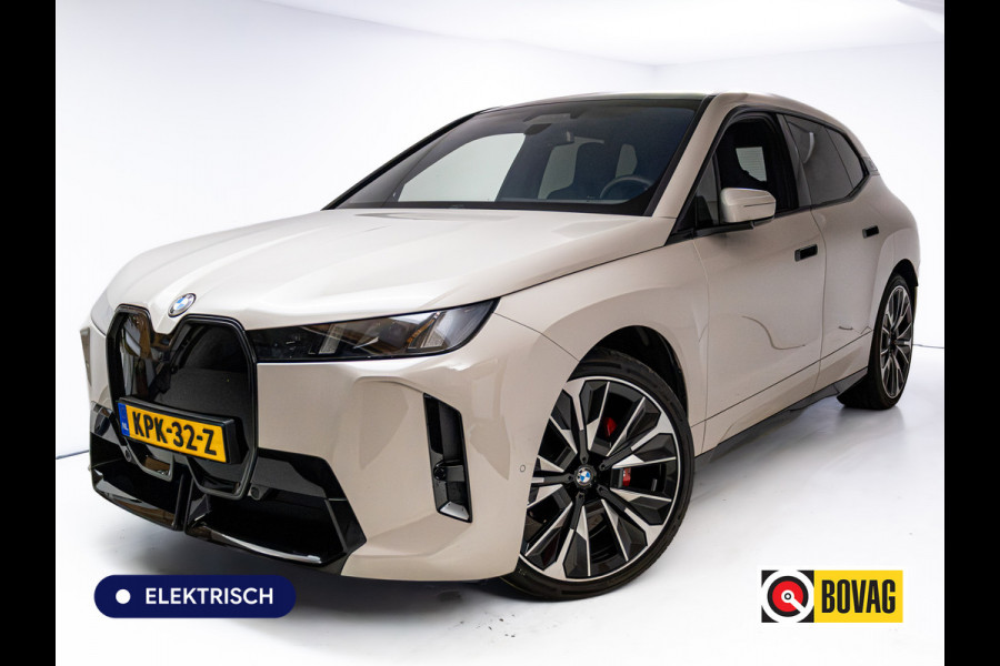 BMW iX xDrive45 101 kWh M-Sport | Pano | Elec. Trekhaak | Luchtvering | Verlichte gril | Stoelverw. en koeling, | Achterbankverw. | Softclose, Meesturende achteras, Harman Kardon, 36 maanden Fabrieksgarantie NL-Auto, Service Inclusive