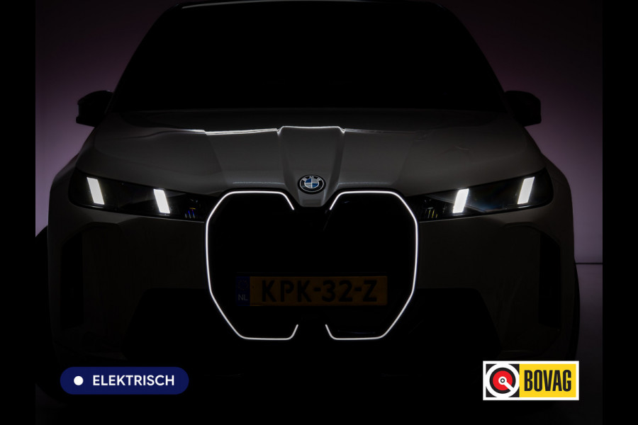 BMW iX xDrive45 101 kWh M-Sport | Pano | Elec. Trekhaak | Luchtvering | Verlichte gril | Stoelverw. en koeling, | Achterbankverw. | Softclose, Meesturende achteras, Harman Kardon, 36 maanden Fabrieksgarantie NL-Auto, Service Inclusive