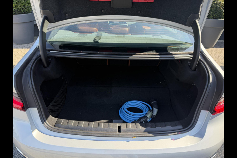 BMW 3-serie 330e High Executive | Camera | Navigatie | Memory Stoelen | Lederen Bekleding | Stoelverwarming |