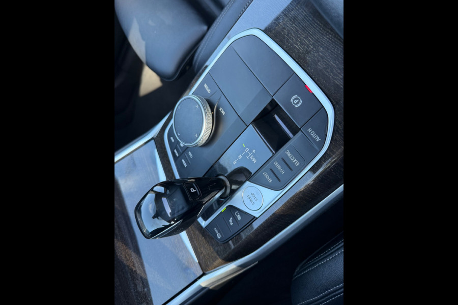 BMW 3-serie 330e Automaat High Executive, schuifdak, lederen sportinterieur, headup display, stoelverwarming