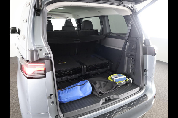 Volkswagen ID. Buzz Pro Bulli Limited Edition 86 kWh LWB 286 pk | 7-persoons | Rondomzicht camera | 21 Inch | Elektr. achterklep | Matrix LED koplampen | Parkeersensoren (Park assist)
