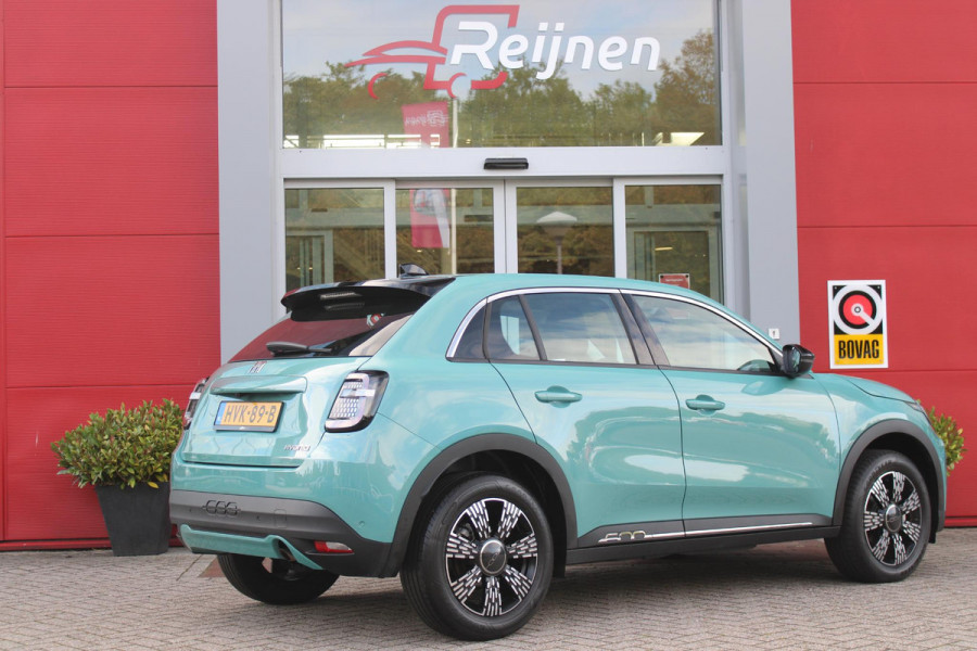 Fiat 600 1.2 110PK Hybrid AUTOMAAT POP | WINTER PACK: VERWAMBARE VOORSTOELEN/VERWARMBARE VOORRUIT | PACK COMFORT: ACHTERUITRIJCAMERA MET DYNAMISCHE HULPLIJNEN/AUDIOSYSTEEM MET 6 SPEAKERS/DRAADLOOS LADEN/KEYLESS ENTRY/NAVIGATIE/PARKEERSENSOREN VOOR EN ACHTER/VERKEERSBORDINFORMATIE | PACK STYLE: 17" LICHTMETALEN VELGEN/HOOGGLANS ZWARTE SPIEGELKAPPEN/VERCHROME OMLIJSTING/LED RICHTINGAANWIJZERS/LED MISTLAMPEN/DASHBOARD IN CARROSSERIEKLEUR | DRAADLOZE APPLE CARPLAY/ANDROID AUTO |