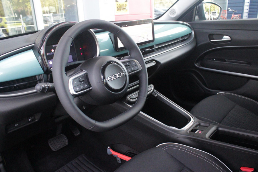 Fiat 600 1.2 110PK Hybrid AUTOMAAT POP | WINTER PACK: VERWAMBARE VOORSTOELEN/VERWARMBARE VOORRUIT | PACK COMFORT: ACHTERUITRIJCAMERA MET DYNAMISCHE HULPLIJNEN/AUDIOSYSTEEM MET 6 SPEAKERS/DRAADLOOS LADEN/KEYLESS ENTRY/NAVIGATIE/PARKEERSENSOREN VOOR EN ACHTER/VERKEERSBORDINFORMATIE | PACK STYLE: 17" LICHTMETALEN VELGEN/HOOGGLANS ZWARTE SPIEGELKAPPEN/VERCHROME OMLIJSTING/LED RICHTINGAANWIJZERS/LED MISTLAMPEN/DASHBOARD IN CARROSSERIEKLEUR | DRAADLOZE APPLE CARPLAY/ANDROID AUTO |