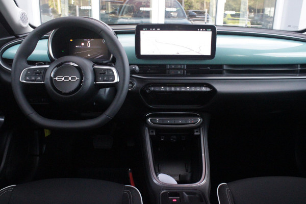 Fiat 600 1.2 110PK Hybrid AUTOMAAT POP | WINTER PACK: VERWAMBARE VOORSTOELEN/VERWARMBARE VOORRUIT | PACK COMFORT: ACHTERUITRIJCAMERA MET DYNAMISCHE HULPLIJNEN/AUDIOSYSTEEM MET 6 SPEAKERS/DRAADLOOS LADEN/KEYLESS ENTRY/NAVIGATIE/PARKEERSENSOREN VOOR EN ACHTER/VERKEERSBORDINFORMATIE | PACK STYLE: 17" LICHTMETALEN VELGEN/HOOGGLANS ZWARTE SPIEGELKAPPEN/VERCHROME OMLIJSTING/LED RICHTINGAANWIJZERS/LED MISTLAMPEN/DASHBOARD IN CARROSSERIEKLEUR | DRAADLOZE APPLE CARPLAY/ANDROID AUTO |