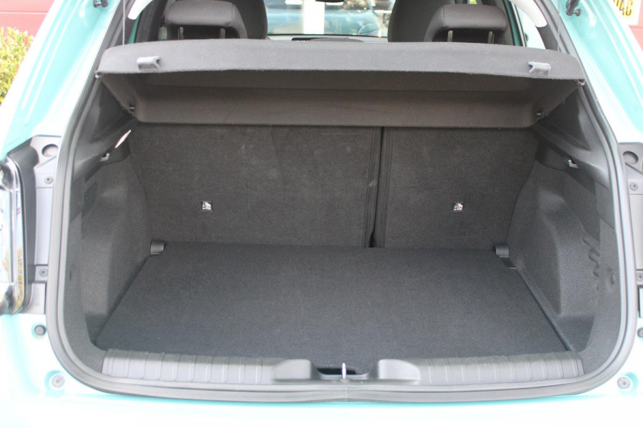 Fiat 600 1.2 110PK Hybrid AUTOMAAT POP | WINTER PACK: VERWAMBARE VOORSTOELEN/VERWARMBARE VOORRUIT | PACK COMFORT: ACHTERUITRIJCAMERA MET DYNAMISCHE HULPLIJNEN/AUDIOSYSTEEM MET 6 SPEAKERS/DRAADLOOS LADEN/KEYLESS ENTRY/NAVIGATIE/PARKEERSENSOREN VOOR EN ACHTER/VERKEERSBORDINFORMATIE | PACK STYLE: 17" LICHTMETALEN VELGEN/HOOGGLANS ZWARTE SPIEGELKAPPEN/VERCHROME OMLIJSTING/LED RICHTINGAANWIJZERS/LED MISTLAMPEN/DASHBOARD IN CARROSSERIEKLEUR | DRAADLOZE APPLE CARPLAY/ANDROID AUTO |