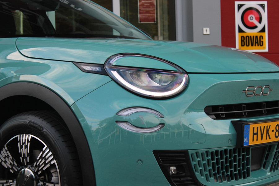Fiat 600 1.2 110PK Hybrid AUTOMAAT POP | WINTER PACK: VERWAMBARE VOORSTOELEN/VERWARMBARE VOORRUIT | PACK COMFORT: ACHTERUITRIJCAMERA MET DYNAMISCHE HULPLIJNEN/AUDIOSYSTEEM MET 6 SPEAKERS/DRAADLOOS LADEN/KEYLESS ENTRY/NAVIGATIE/PARKEERSENSOREN VOOR EN ACHTER/VERKEERSBORDINFORMATIE | PACK STYLE: 17" LICHTMETALEN VELGEN/HOOGGLANS ZWARTE SPIEGELKAPPEN/VERCHROME OMLIJSTING/LED RICHTINGAANWIJZERS/LED MISTLAMPEN/DASHBOARD IN CARROSSERIEKLEUR | DRAADLOZE APPLE CARPLAY/ANDROID AUTO |