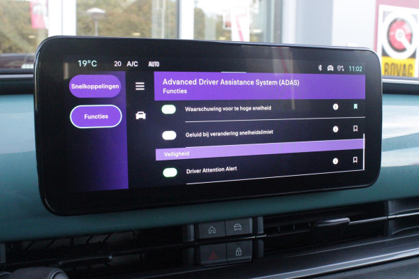 Fiat 600 1.2 110PK Hybrid AUTOMAAT POP | WINTER PACK: VERWAMBARE VOORSTOELEN/VERWARMBARE VOORRUIT | PACK COMFORT: ACHTERUITRIJCAMERA MET DYNAMISCHE HULPLIJNEN/AUDIOSYSTEEM MET 6 SPEAKERS/DRAADLOOS LADEN/KEYLESS ENTRY/NAVIGATIE/PARKEERSENSOREN VOOR EN ACHTER/VERKEERSBORDINFORMATIE | PACK STYLE: 17" LICHTMETALEN VELGEN/HOOGGLANS ZWARTE SPIEGELKAPPEN/VERCHROME OMLIJSTING/LED RICHTINGAANWIJZERS/LED MISTLAMPEN/DASHBOARD IN CARROSSERIEKLEUR | DRAADLOZE APPLE CARPLAY/ANDROID AUTO |