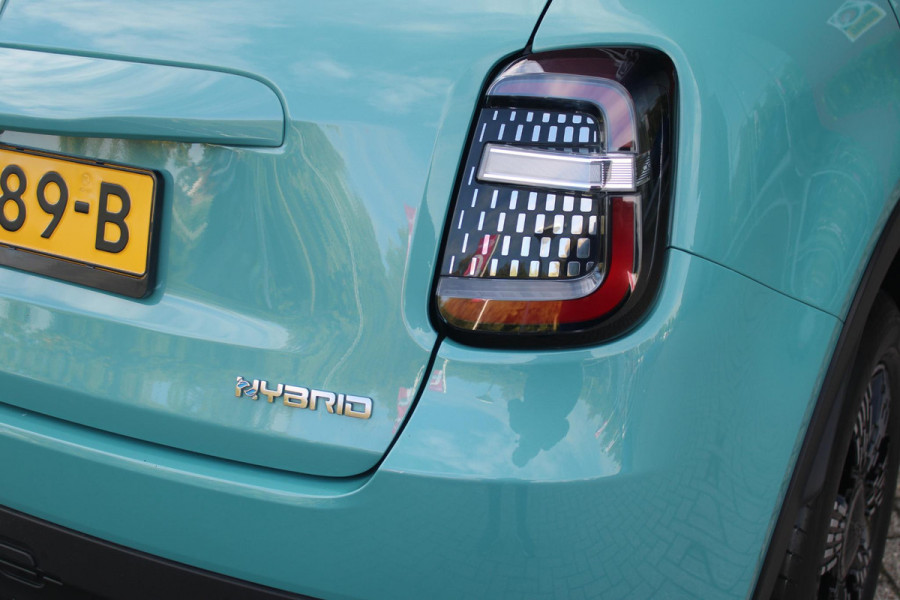 Fiat 600 1.2 110PK Hybrid AUTOMAAT POP | WINTER PACK: VERWAMBARE VOORSTOELEN/VERWARMBARE VOORRUIT | PACK COMFORT: ACHTERUITRIJCAMERA MET DYNAMISCHE HULPLIJNEN/AUDIOSYSTEEM MET 6 SPEAKERS/DRAADLOOS LADEN/KEYLESS ENTRY/NAVIGATIE/PARKEERSENSOREN VOOR EN ACHTER/VERKEERSBORDINFORMATIE | PACK STYLE: 17" LICHTMETALEN VELGEN/HOOGGLANS ZWARTE SPIEGELKAPPEN/VERCHROME OMLIJSTING/LED RICHTINGAANWIJZERS/LED MISTLAMPEN/DASHBOARD IN CARROSSERIEKLEUR | DRAADLOZE APPLE CARPLAY/ANDROID AUTO |