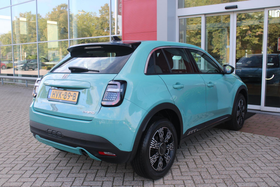 Fiat 600 1.2 110PK Hybrid AUTOMAAT POP | WINTER PACK: VERWAMBARE VOORSTOELEN/VERWARMBARE VOORRUIT | PACK COMFORT: ACHTERUITRIJCAMERA MET DYNAMISCHE HULPLIJNEN/AUDIOSYSTEEM MET 6 SPEAKERS/DRAADLOOS LADEN/KEYLESS ENTRY/NAVIGATIE/PARKEERSENSOREN VOOR EN ACHTER/VERKEERSBORDINFORMATIE | PACK STYLE: 17" LICHTMETALEN VELGEN/HOOGGLANS ZWARTE SPIEGELKAPPEN/VERCHROME OMLIJSTING/LED RICHTINGAANWIJZERS/LED MISTLAMPEN/DASHBOARD IN CARROSSERIEKLEUR | DRAADLOZE APPLE CARPLAY/ANDROID AUTO |